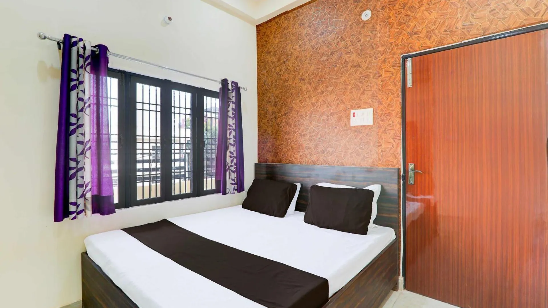 ***  Collection O Sudhirpur Near Phonix Hospital Hotel Varanasi Indien